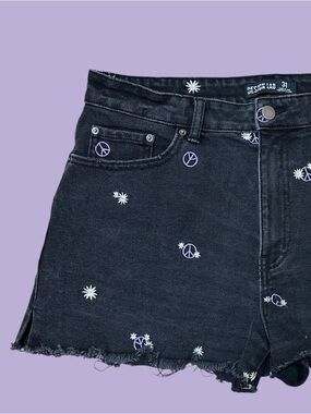 Design Lab (31) Lord & Taylor Washed Black Denim Shorts Embroidery Peace Daisies
